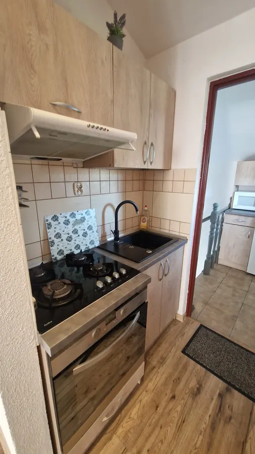 Aneks kuchenny z kuchenką gazową, piekarnikiem i zlewem