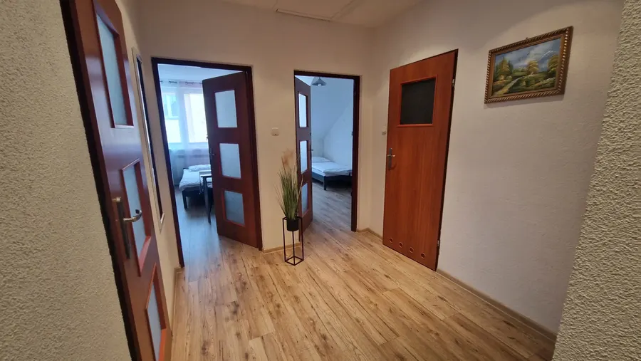 Korytarz na piętrze z wejściami do pokoi